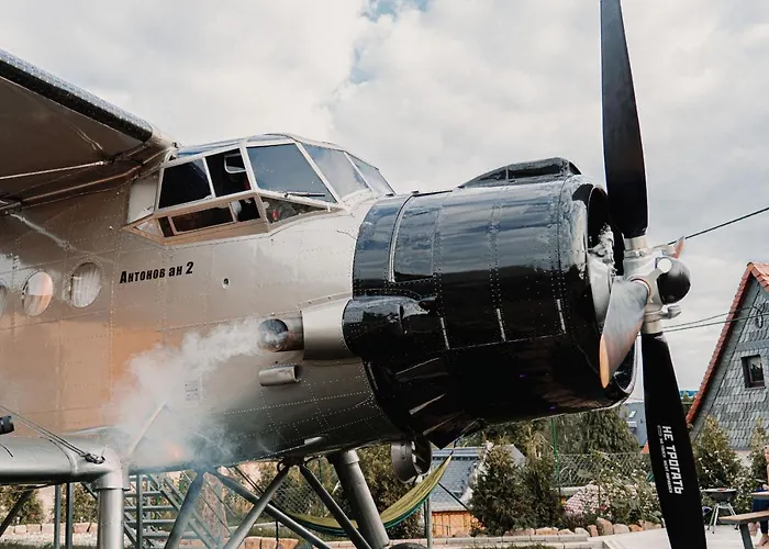 Antonov Im Garten - Flugzeug-Ferienwohnung