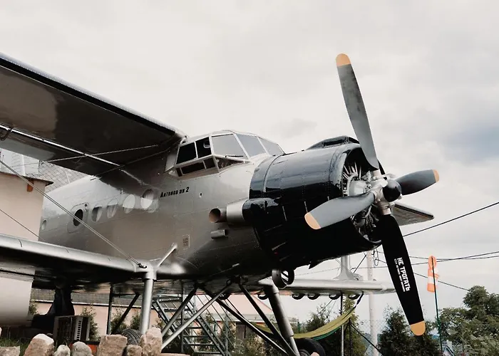 Antonov Im Garten - Flugzeug-Ferienwohnung
